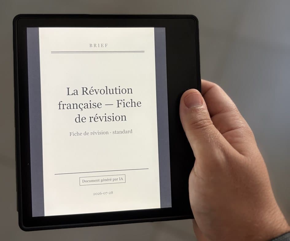 Kindle tenue en main affichant la couverture de la fiche « La Révolution française », avec la mention « Document généré par IA »