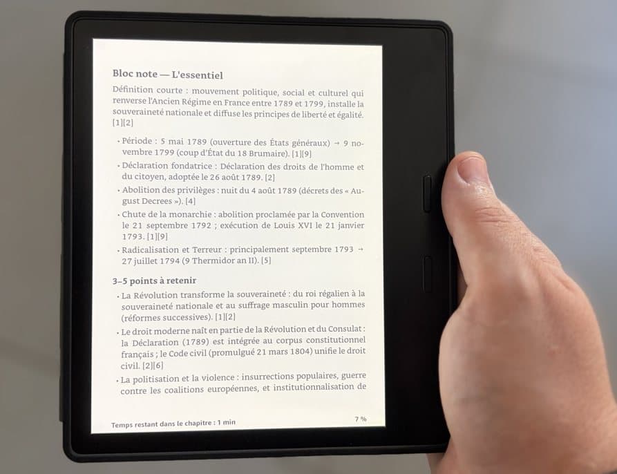 Kindle affichant une page intérieure : bloc « L'essentiel » avec listes à puces et renvois de sources numérotés